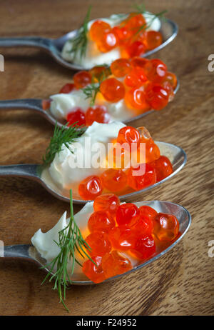 Canapes, piccolo cibo per le dita adatto per le feste. Foto Stock