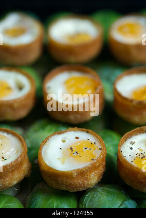 Canapes, piccolo cibo per le dita adatto per le feste. Foto Stock