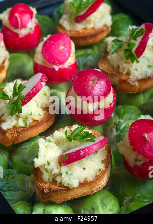 Canapes, piccolo cibo per le dita adatto per le feste. Foto Stock