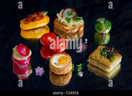 Canapes, piccolo cibo per le dita adatto per le feste. Foto Stock