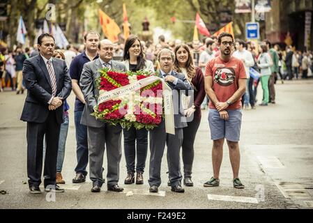 Barcellona, in Catalogna, Spagna. Undicesimo Sep, 2015. I membri del Partito nazionalista basco prendere parte al fiore che offre per il Rafael Casanova monumento sulla 'Diada' (Catalano Giornata Nazionale) in Barcelona © Matthias Oesterle/ZUMA filo/Alamy Live News Foto Stock