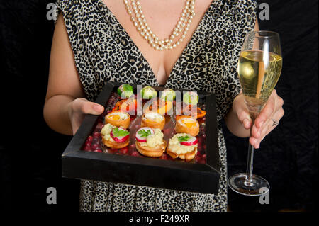 Canapes, piccolo cibo per le dita adatto per le feste. Foto Stock