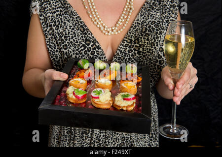 Canapes, piccolo cibo per le dita adatto per le feste. Foto Stock