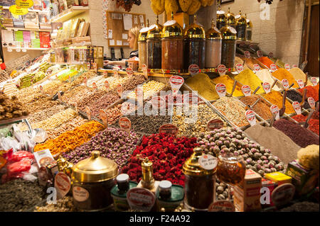 Turchia, Istanbul: Il Bazaar delle spezie e ad Istanbul in Turchia è uno dei mercati più grandi della città. Foto Stock