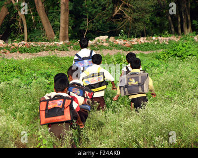 I bambini della scuola da India rurale miglia a piedi ogni giorno per raggiungere la loro scuola come il loro villaggio dont hanno scuole. In questa immagine c Foto Stock