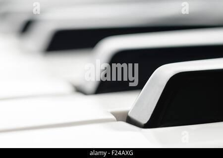 Tasti di pianoforte vicino fino in bianco e nero Foto Stock