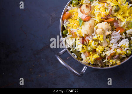 Biryani vegetariano sul metallo scuro dello sfondo con spazio di copia Foto Stock