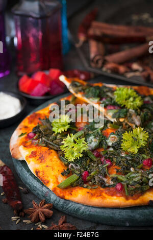 Un Arabian manakish pane snack con erbe e spinaci. La versione araba di pizza Foto Stock