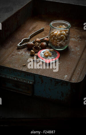 Fatti in casa a base di arancia candita in vaso nella decorazione rustica Foto Stock