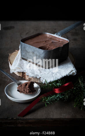 Single malt & mousse al cioccolato in vintage pot di stagno su legno scuro macinato con decorazione di Natale. Vista superiore Foto Stock
