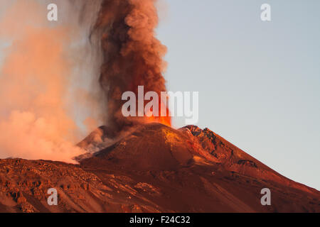 Il vulcano più alto d'Europa in eruzione Foto Stock