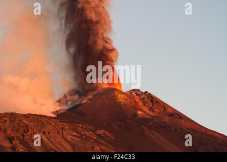 Il vulcano più alto d'Europa in eruzione Foto Stock