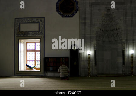 L uomo è pregare in Mustafa Pasha moschea, Skopje R. Macedonia Foto Stock