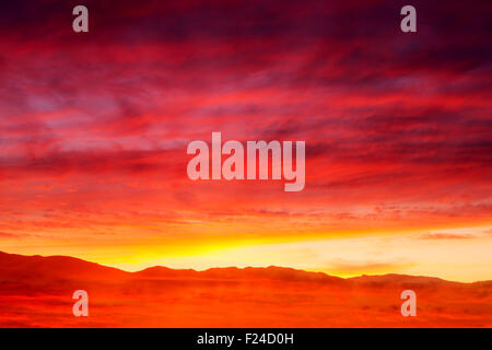 Sunset over Loughrigg da Ambleside nel Parco Nazionale del Distretto dei Laghi, Cumbria, Regno Unito. Foto Stock