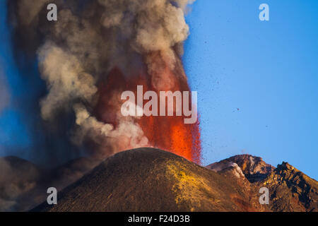 Il vulcano più alto d'Europa in eruzione Foto Stock