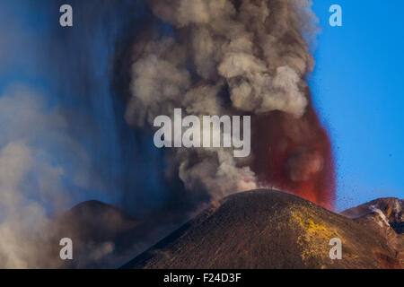 Il vulcano più alto d'Europa in eruzione Foto Stock