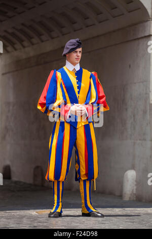 I membri della Guardia Svizzera Pontificia nella Città del Vaticano custodisce Basilica di San Pietro Roma Roma Lazio Italia Europa UE Foto Stock