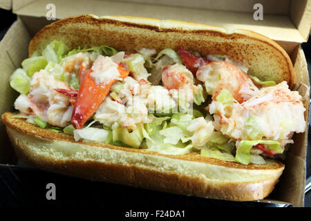 Un sandwich McLobster in Nova Scotia, Canada. Il Lobster roll panini sono serviti presso i ristoranti fast food nel Canada atlantico. Foto Stock