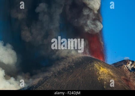 Il vulcano più alto d'Europa in eruzione Foto Stock