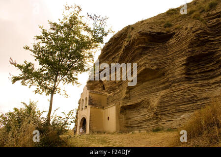 Vista della Santa Maria de la Peña chiesa, Tosantos - Spagna Foto Stock