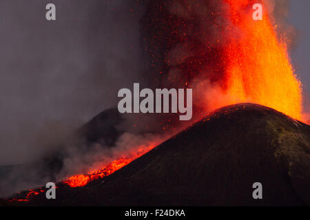 Il vulcano più alto d'Europa in eruzione Foto Stock