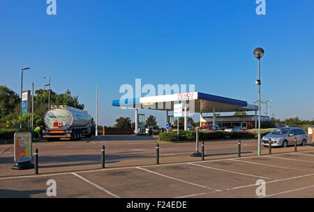 Una vista di un supermercato Tesco stazione di riempimento in corrispondenza Stalham, Norfolk, Inghilterra, Regno Unito. Foto Stock
