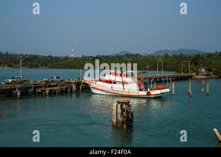 Il Koh Chang dal molo del traghetto e dal traghetto per Koh Chang island in Trat, Thailandia Foto Stock