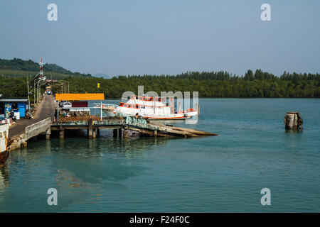 Il Koh Chang dal molo del traghetto e dal traghetto per Koh Chang island in Trat, Thailandia Foto Stock