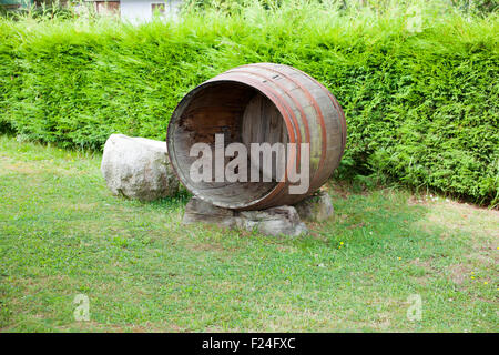 Il vecchio cilindretto aperto nel giardino Foto Stock