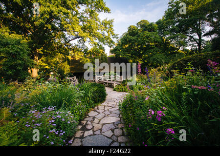 Percorso e fiori al giardino di Shakespeare, nel parco centrale, Manhattan, New York. Foto Stock