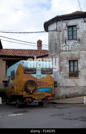 Decorate Vintage Camper in strada Foto Stock