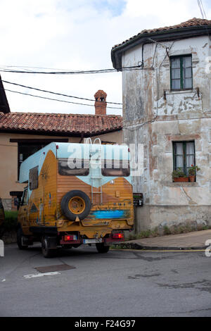 Decorate Vintage Camper in strada Foto Stock