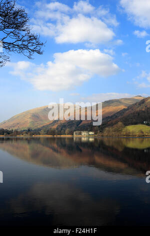 Estate, riflessioni a Grasmere, Parco Nazionale del Distretto dei Laghi, Cumbria, England, Regno Unito Foto Stock