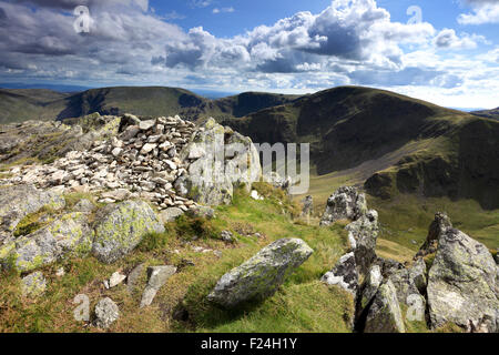 Estate, vertice Cairn di luccio Kidsty cadde, Parco Nazionale del Distretto dei Laghi, Cumbria, Inghilterra, Regno Unito. Kidsty Pike caduto è uno dei 214 Foto Stock