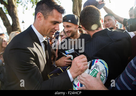 Londra, Regno Unito. 11 settembre 2015. Dan Carter firma autografi ai tifosi in attesa presso il Tower Bridge dopo la cerimonia di benvenuto per la nazionale neozelandese di rugby per il 2015 Coppa del Mondo di Rugby. 20 squadre da tutto il mondo saranno in competizione per conquistare la Webb Ellis Cup e dichiarato RWC 2015 vincitori. Nuova Zelanda sono gli attuali detentori del titolo, vincendo il trofeo nel 2011. Credito: Elsie Kibue / Alamy Live News Foto Stock