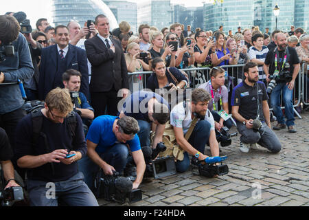 Londra, Regno Unito. 11 settembre 2015. World press e ventole a Tower Bridge durante la cerimonia di benvenuto per la nazionale neozelandese di rugby per il 2015 Coppa del Mondo di Rugby. 20 squadre da tutto il mondo saranno in competizione per conquistare la Webb Ellis Cup e dichiarato RWC 2015 vincitori. Nuova Zelanda sono gli attuali detentori del titolo, vincendo il trofeo nel 2011. Credito: Elsie Kibue / Alamy Live News Foto Stock