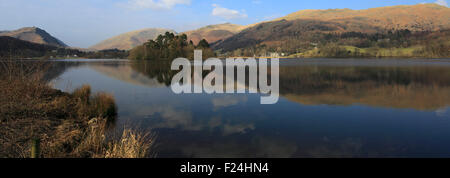 Estate, riflessioni a Grasmere, Parco Nazionale del Distretto dei Laghi, Cumbria, England, Regno Unito Foto Stock