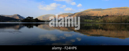 Estate, riflessioni a Grasmere, Parco Nazionale del Distretto dei Laghi, Cumbria, England, Regno Unito Foto Stock