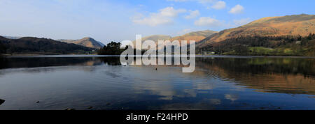 Estate, riflessioni a Grasmere, Parco Nazionale del Distretto dei Laghi, Cumbria, England, Regno Unito Foto Stock