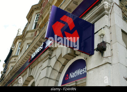 Segno e logo sul ramo di Natwest Bank di Londra Foto Stock