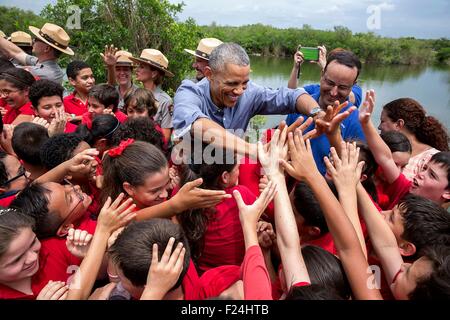 Stati Uniti Il presidente Barack Obama saluta un gruppo di studenti sulla terra giornata al Parco nazionale delle Everglades Aprile 22, 2015 a Homestead, Florida. Foto Stock