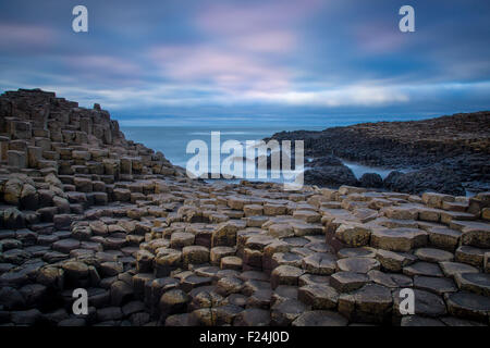Twilight oltre il Selciato del gigante lungo la costa settentrionale della contea di Antrim, Irlanda del Nord, Regno Unito Foto Stock