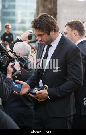 Londra, Regno Unito. 11 settembre 2015. Samuel Whitelock mette in mostra la sua medaglia di partecipazione alla stampa e ventole a Tower Bridge dopo la cerimonia di benvenuto per la nazionale neozelandese di rugby per il 2015 Coppa del Mondo di Rugby. 20 squadre da tutto il mondo saranno in competizione per conquistare la Webb Ellis Cup e dichiarato RWC 2015 vincitori. Nuova Zelanda sono gli attuali detentori del titolo, vincendo il trofeo nel 2011. Credito: Elsie Kibue / Alamy Live News Foto Stock