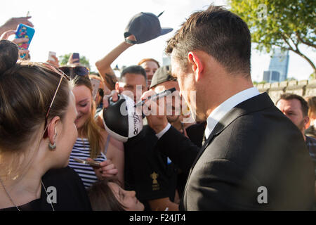 Londra, Regno Unito. 11 settembre 2015. Dan Carter firma autografi ai tifosi in attesa presso il Tower Bridge dopo la cerimonia di benvenuto per la nazionale neozelandese di rugby per il 2015 Coppa del Mondo di Rugby. 20 squadre da tutto il mondo saranno in competizione per conquistare la Webb Ellis Cup e dichiarato RWC 2015 vincitori. Nuova Zelanda sono gli attuali detentori del titolo, vincendo il trofeo nel 2011. Credito: Elsie Kibue / Alamy Live News Foto Stock