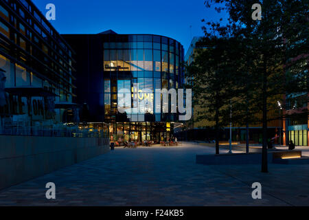 HOME Centro per le arti contemporanee, prestazioni, il teatro e il film si trova in Tony Wilson Square, il centro città di Manchester a notte. Foto Stock