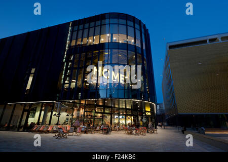 HOME Centro per le arti contemporanee, prestazioni, il teatro e il film si trova in Tony Wilson Square, il centro città di Manchester a notte. Foto Stock