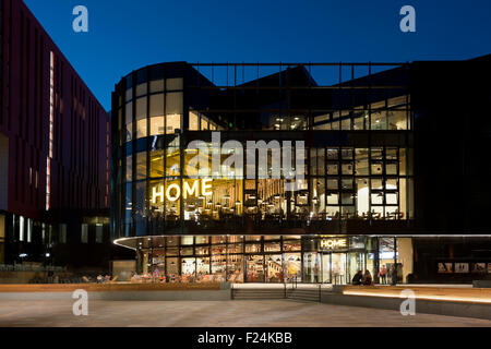 HOME Centro per le arti contemporanee, prestazioni, il teatro e il film si trova in Tony Wilson Square, il centro città di Manchester a notte. Foto Stock