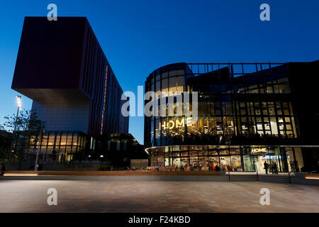 HOME Centro per le arti contemporanee, prestazioni, il teatro e il film si trova in Tony Wilson Square, il centro città di Manchester a notte. Foto Stock