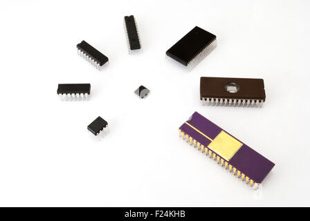 Vari tipi di chip elettronici sullo sfondo bianco Foto Stock