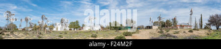 LOERIESFONTEIN, SUD AFRICA - 11 agosto 2015: Panorama del museo del mulino a vento vicino al Fred Turner Museum di Loeriefontein Foto Stock